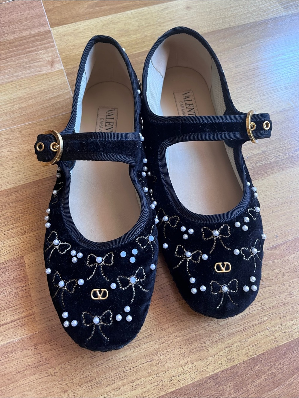 Valentino Garavani Black Velvet Womens Mary Jane’s with Pearls Size 38 1/2 (8.5)